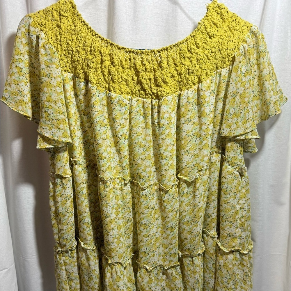 Davi and Dani Tiered Blouse size Medium Yellow Flowers